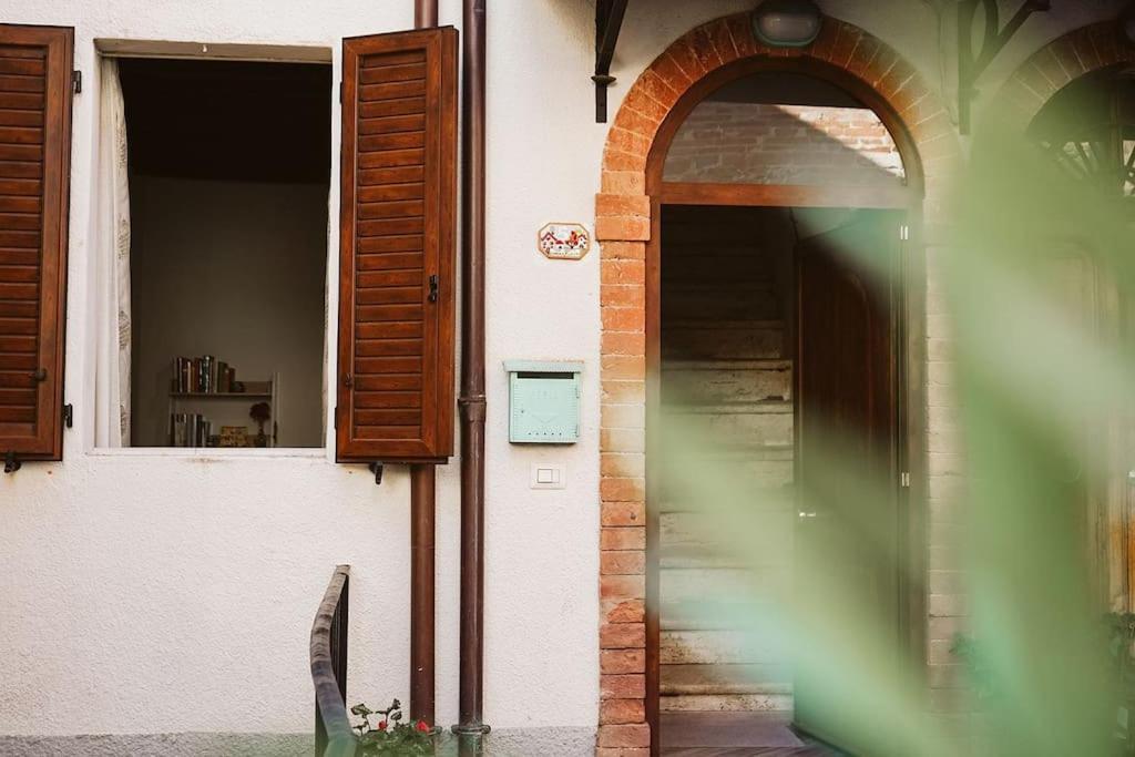 Casa Vacanze L'Angolo Fiorito Bettolle Eksteriør bilde